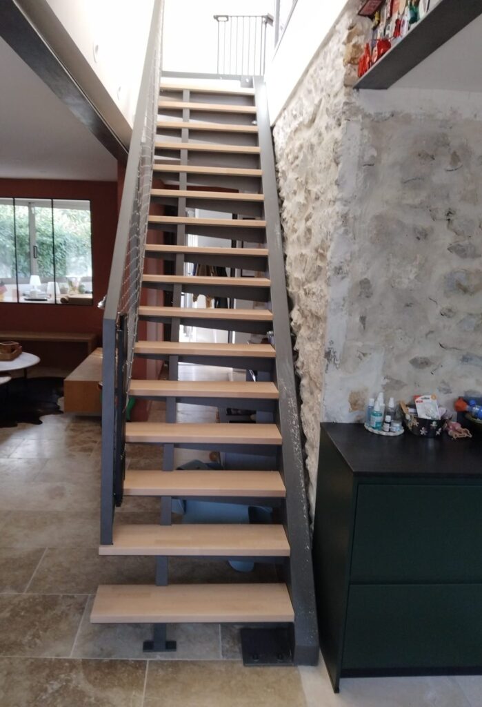 Escalier droit en acier et bois vu de face, garde-corps à câbles
