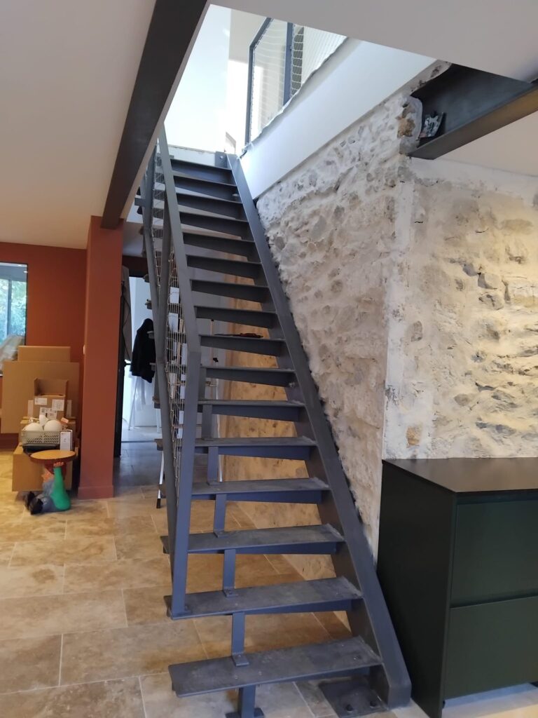 Structure en acier de l’escalier posée, avant les marches en bois