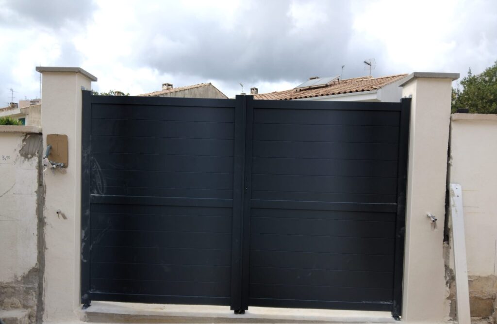 Portail battant à deux vantaux, lames horizontales anthracite