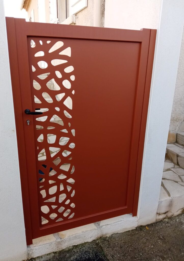 Portillon couleur terre cuite avec une bande décorative découpée