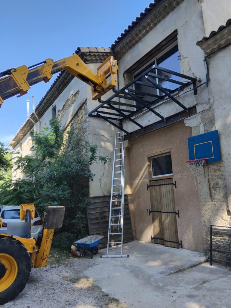 Pose de l’ossature d’un balcon en acier à l’aide d’un chariot télescopique