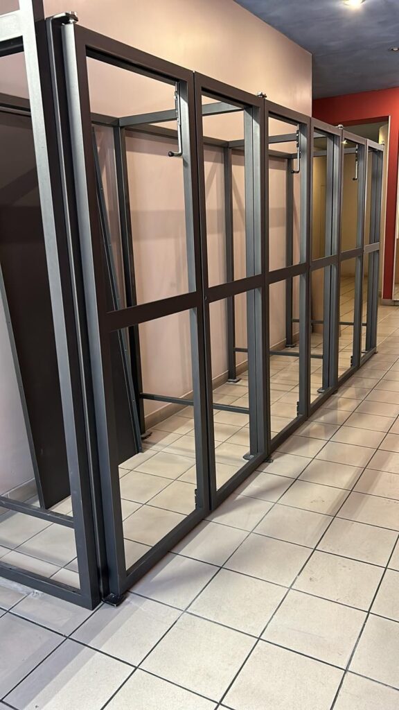 Cadres en acier gris anthracite pour l’agencement d’un local commercial