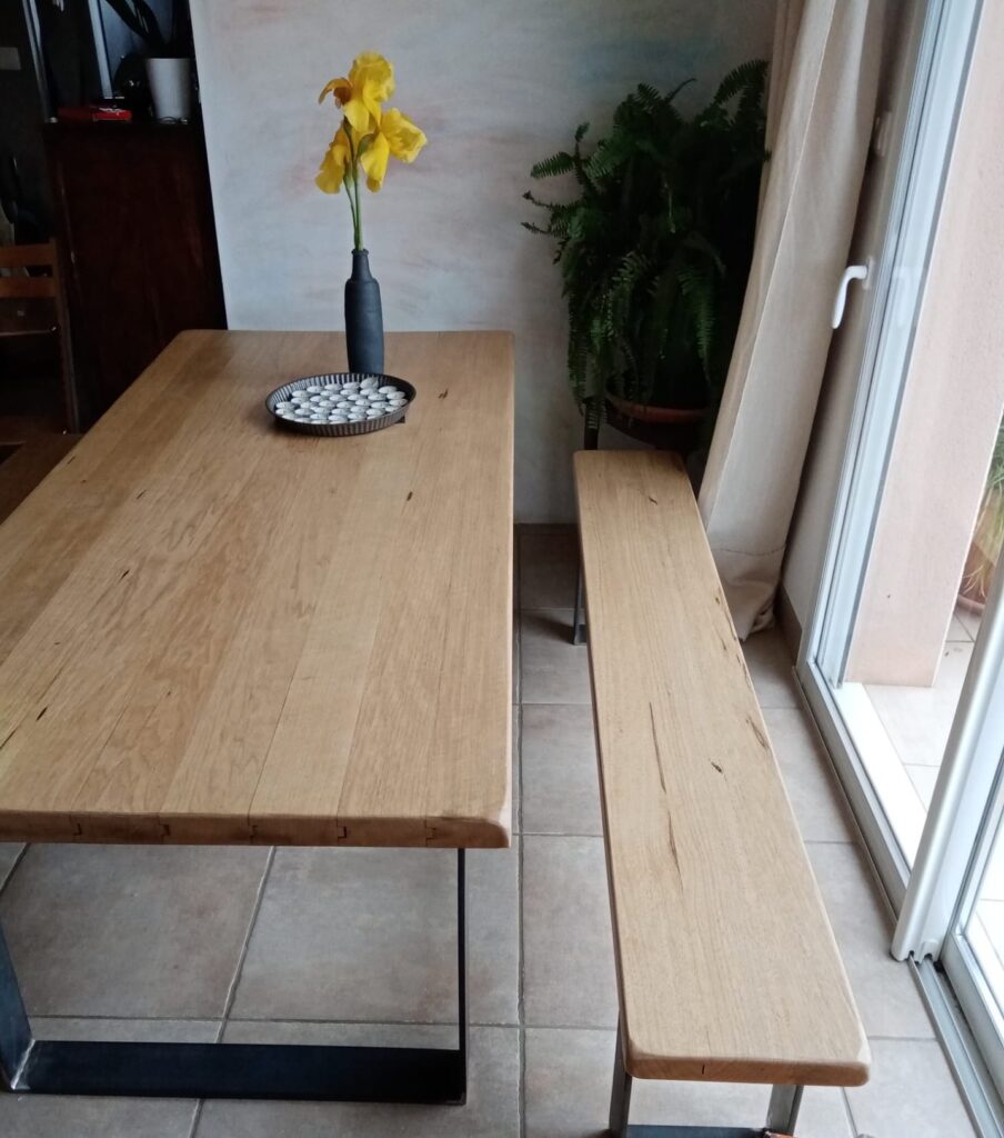 Table et banc sur mesure, piétement en acier plat noir et plateaux en chêne