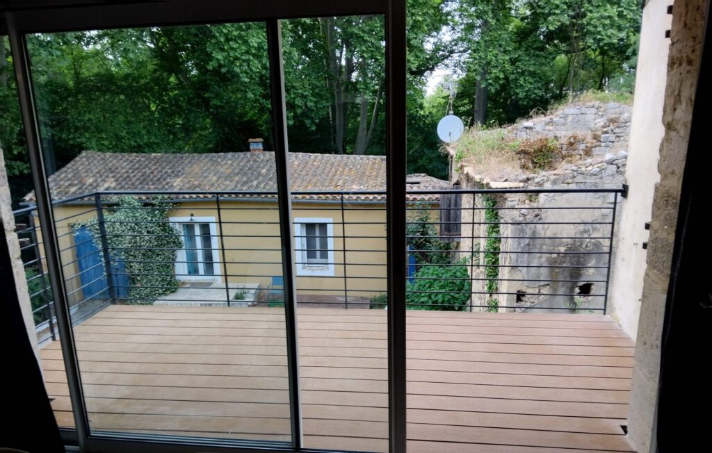 Terrasse en bois du balcon, garde-corps en acier à lisses horizontales